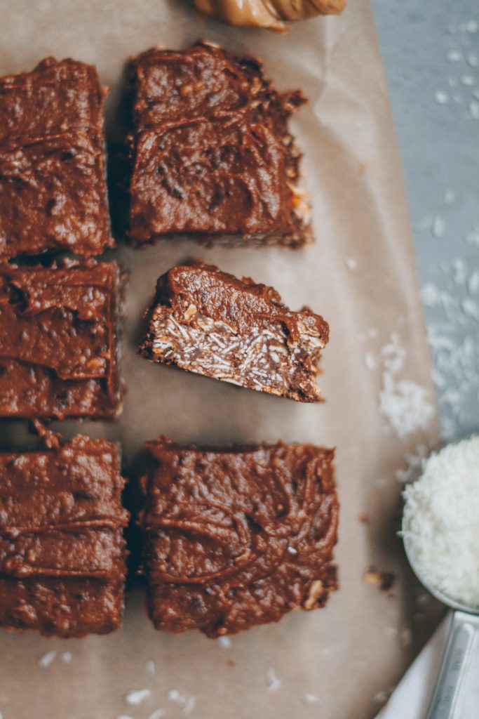 no-bake double chocolate coconut date bars 